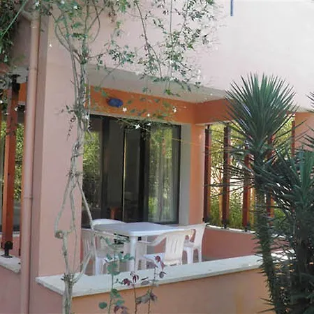 Nireas Corfu Apartmanhotel Aharávi